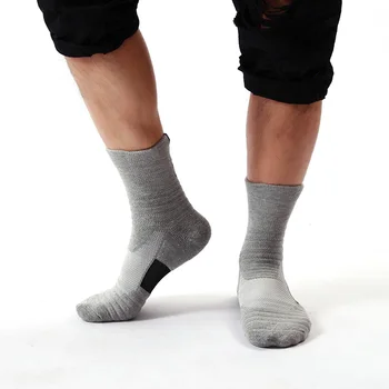 Висок отглеждане баскетбол чорапи на мъжете против приплъзване амортизация дишаща спорт фитнес зала футбол Бадминтон черно бели дебели чорапи