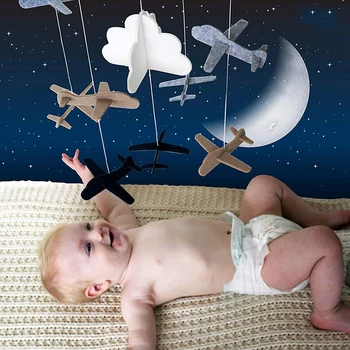 Crib Mobile Airplanes & Cloud Nursery Decoration сиво и бяло, тъмно синьо, тен бебешко кошче Mobile за момчета