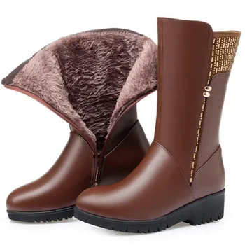 2019 нов зимен нитове волска кожа ботуши за жени обувки клинове вътре плюшени / вълнени снегоходки плюс размер в тръбата за зареждане на Дамски ботуши