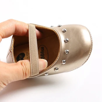 Новородено момиченце обувки нитове Принцеса изкуствена кожа обувки нескользящие първите проходилки меки дъното Нескользящая обувки за деца 0-18 м