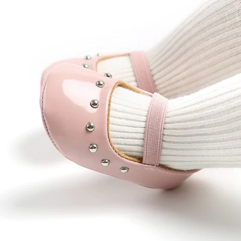 Новородено момиченце обувки нитове Принцеса изкуствена кожа обувки нескользящие първите проходилки меки дъното Нескользящая обувки за деца 0-18 м