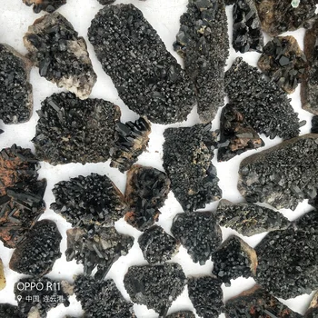 Проба на красиви черни минерали кварц кристална проба група от кварц, естествен Камък изцеление