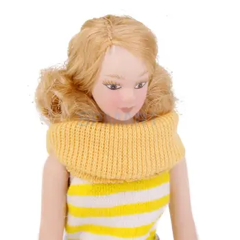 Куклена къща дребничка порцеланова кукла Дама в ивичест рокля