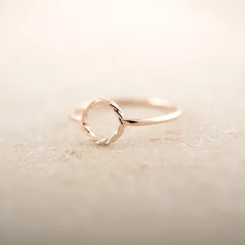 Модерен класически кръгли пръстени выдалбливают дизайн кръг жени