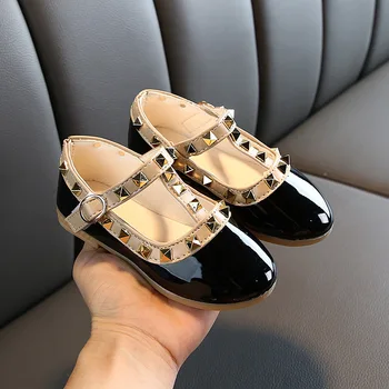 Детски обувки за момичета бебе момиченце деца ежедневни кожени обувки с Т-образна каишка с нитове класически меки лачени обувки нов