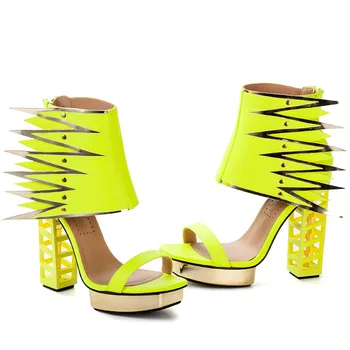 Розови длани летни обувки за жени на високи токчета ажурни метални токчета платформи, сандали странен квадратен ток с крило от неон жълт
