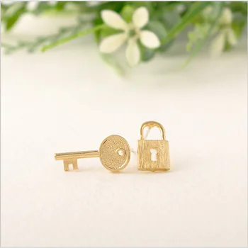 Модерен творчески ключ и ключалка в комбинация с обеци-розово