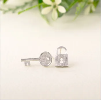 Модерен творчески ключ и ключалка в комбинация с обеци-розово