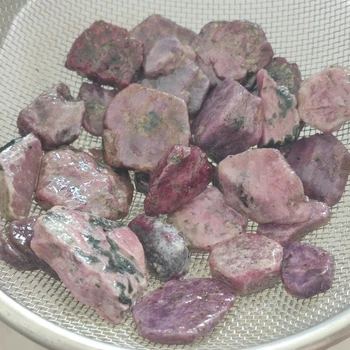 Редки мадагаскарские естествени камъни и минерали Червен Корунд груб рубин непреработена скъпоценен камък проба изцеление Крис чакъл камъни на водолея