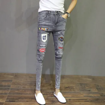 Продажба на едро 2020 модерен цвят хип-хоп бродирана дырочный кръпка тесни дънки мъжки Младежта универсална мода проблемни сиви панталони
