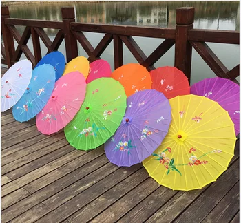 Китайското изкуство чадър бамбук рамка Копринен чадър за сватби рожден ден младоженеца на булката ръчно рисувани с цветен дизайн